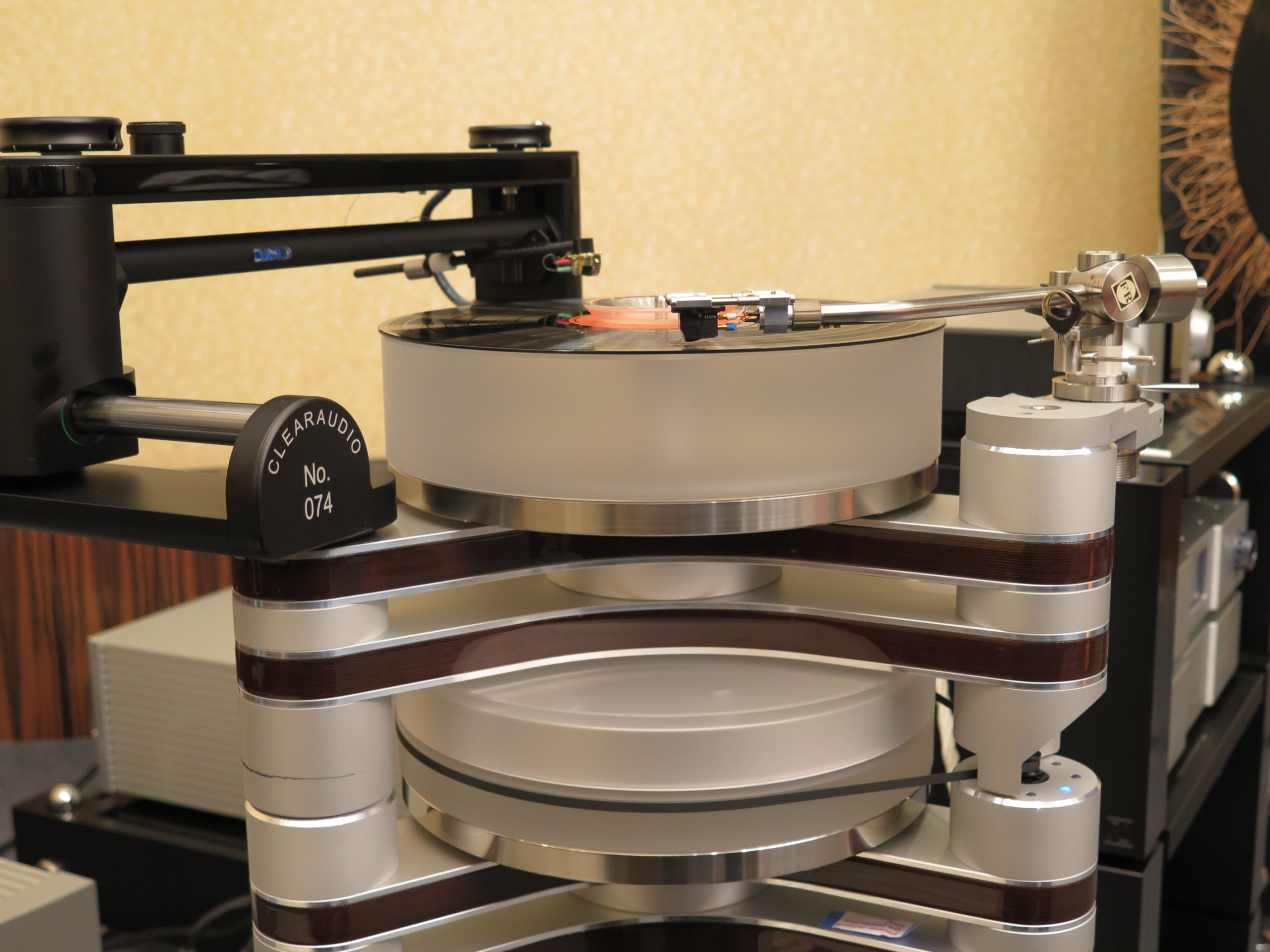 Clearaudio Master Innovation turntable with Statement TT1 tangential tonearm
